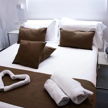 Megaris Luxury לינה וארוחת בוקר 4*